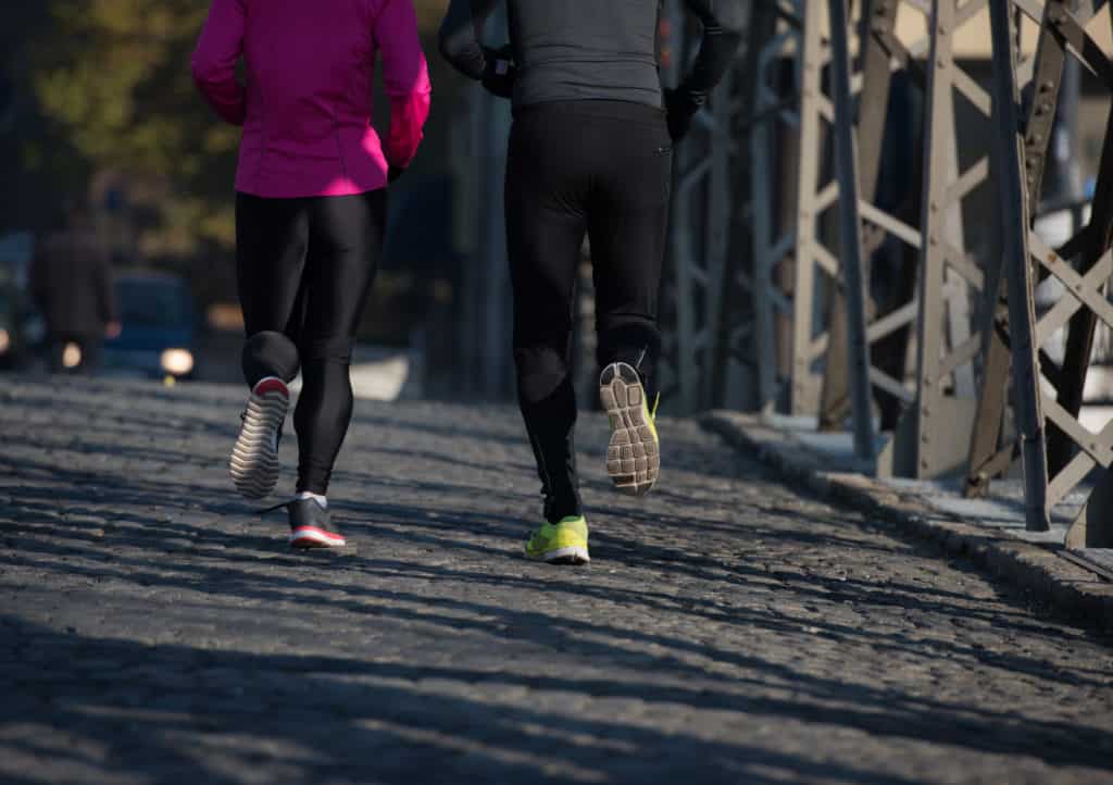 Fitness Tracker beim Joggen in der Socke